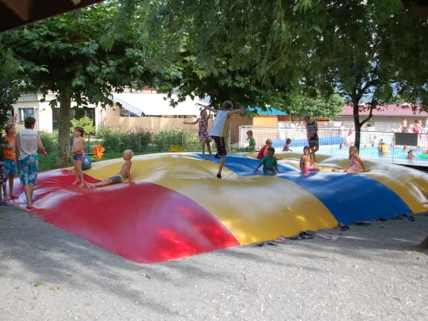 Hüpfburg auf dem Campingplatz Roan L'Ideal.