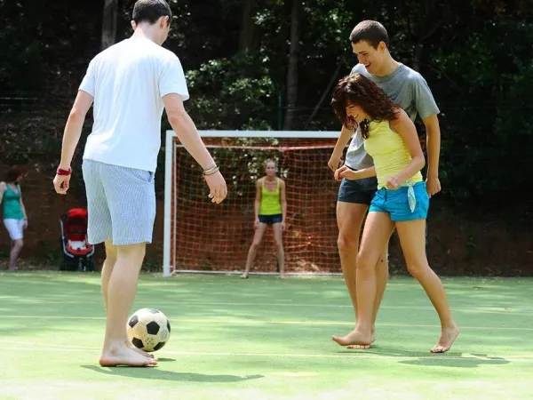 Fußballspielende Jugendliche auf dem Roan-Campingplatz Rosselba.