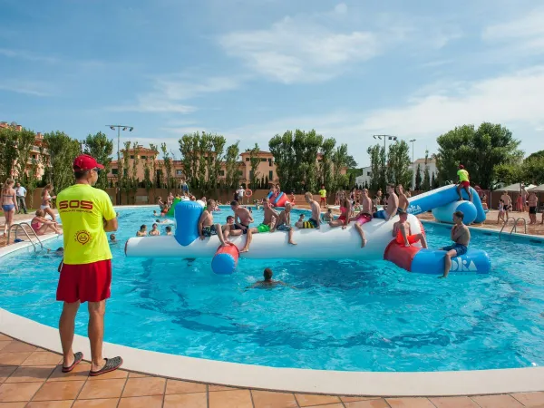 Luftkissen im Pool des Campingplatzes Roan in Playa Brava.