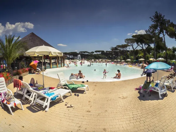 Sonnenliegen am Kleinkinderbecken der Lagune auf dem Roan Camping Park Albatros.