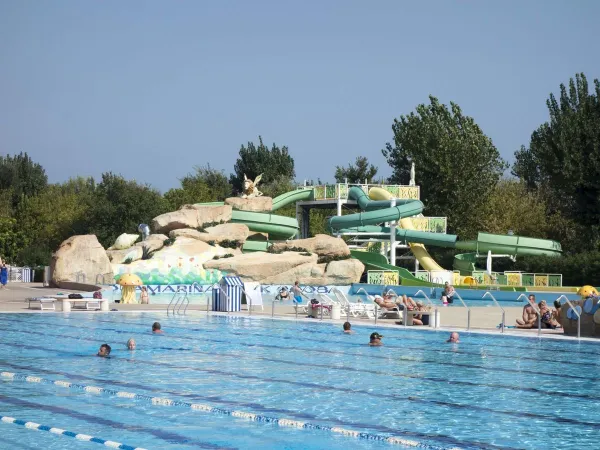 Schwimmbad mit Rutschen auf dem Campingplatz Roan Marina Di Venetia.