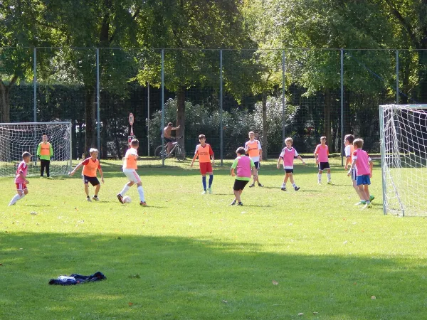 Fußball auf dem Roan Campingplatz Pra'delle Torri.