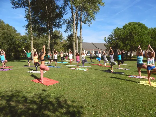 Yoga auf dem Rasen des Roan-Campingplatzes Pra'delle Torri.