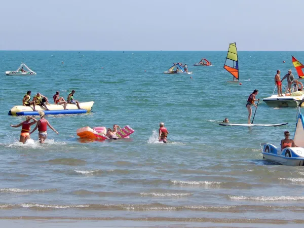 Verschiedene Wasseraktivitäten im Meer auf dem Campingplatz Roan Pra'delle Torri.