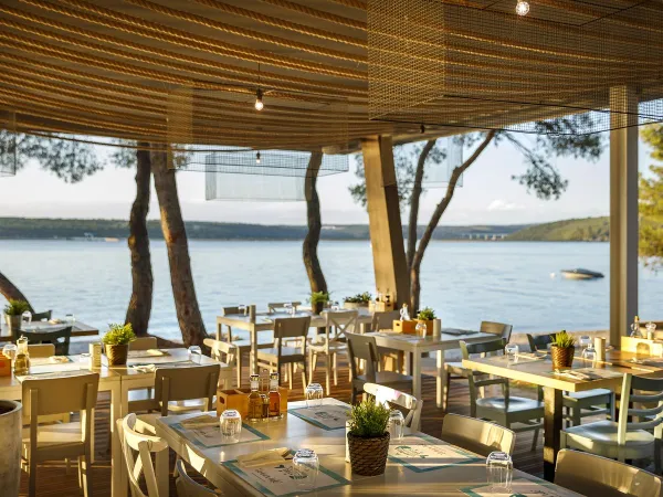 Restaurant mit Blick auf das Meer auf dem Campingplatz Roan Lanterna.