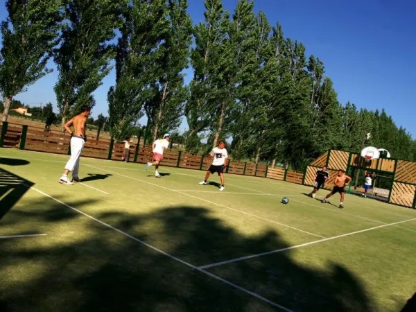 Der Multisportplatz auf dem Campingplatz Roan La Sirène.