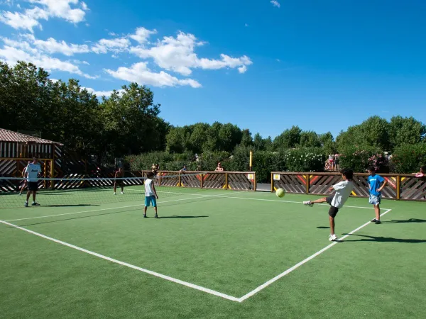 Fußballspielen auf dem Mehrzweckplatz des Campingplatzes Domaine de La Yole in Roan.