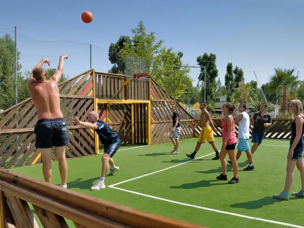 Basketball auf dem Multisportplatz des Campingplatzes Roan Domaine de La Yole.