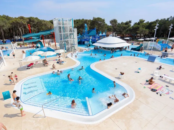 Stimmungsvolles Schwimmbad auf dem Roan-Campingplatz Cikat.