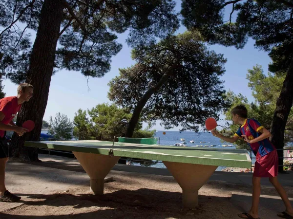 Tischtennis auf dem Campingplatz Roan Cikat.