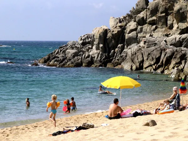 Schöner Felsstrand in der Nähe von Roan Camping Cala Gogo.