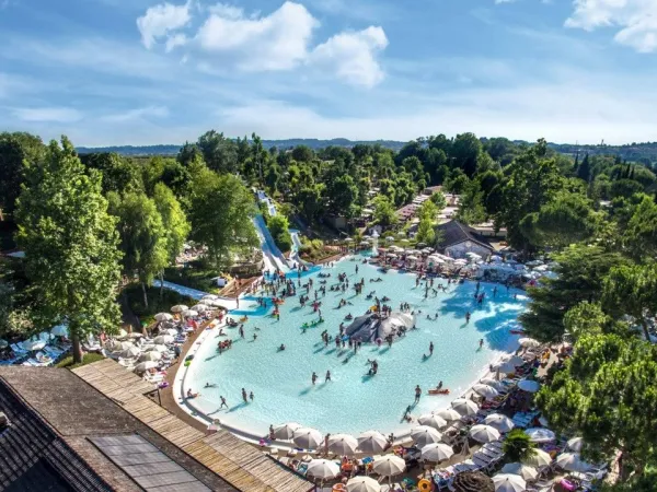 Übersicht Lagunenpool mit Wasserrutschen auf dem Campingplatz Roan hu Altomincio village.