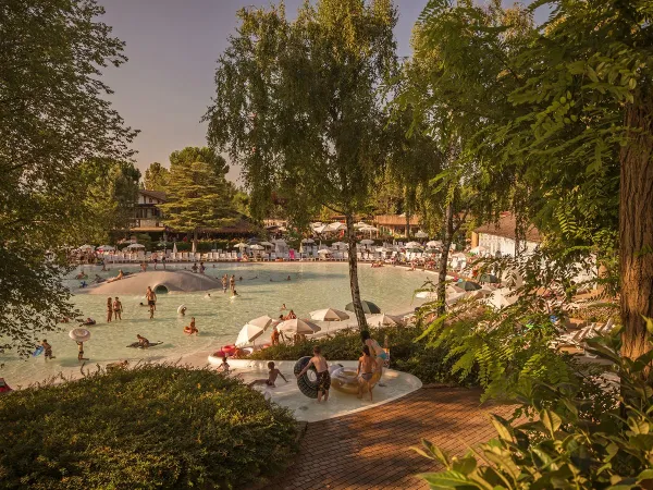 Lagunenpool mit breiten Rutschen und Wasserrutschen auf dem Campingplatz Roan hu Altomincio village.