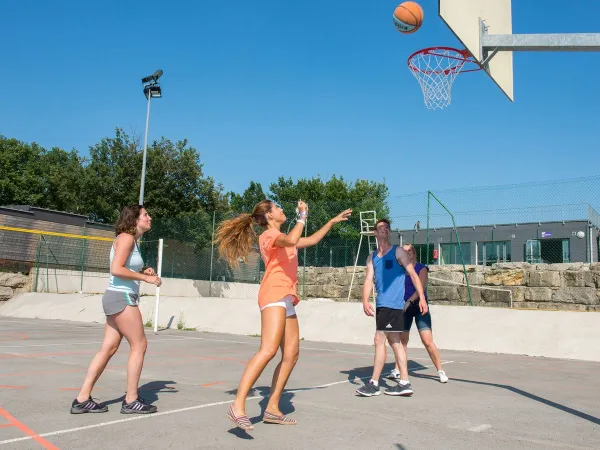 Basketball spielen auf dem Campingplatz Roan Aluna Vacances.
