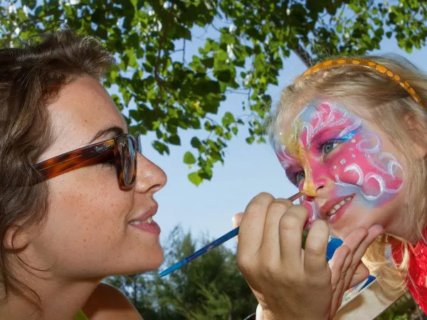 Gesichtsbemalung im Roan Camping Beach Garden.