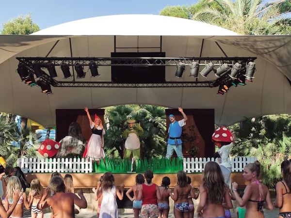 Unterhaltungsshow auf dem Roan-Campingplatz Playa Montroig.