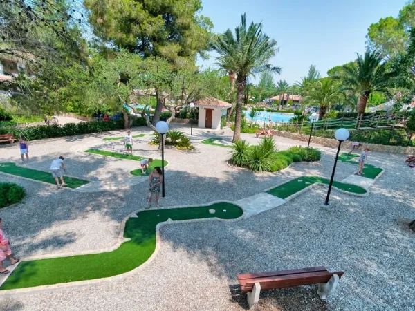 Minigolf auf dem Roan Campingplatz Playa Montroig.