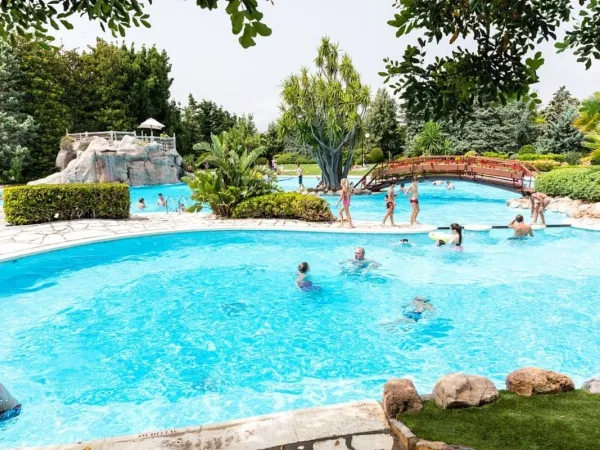 Schwimmen in einem der Pools auf dem Roan-Campingplatz Playa Montroig.