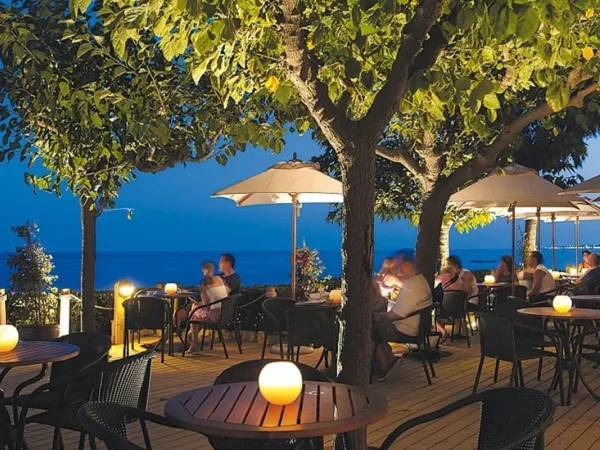 Terrasse mit Blick auf Strand und Meer auf dem Campingplatz Roan in Playa Montroig.