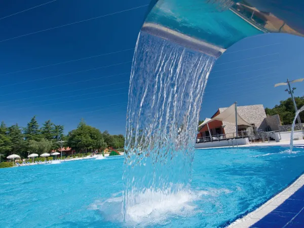 Schwimmbad mit Wasserfällen auf dem Campingplatz Roan Polari.