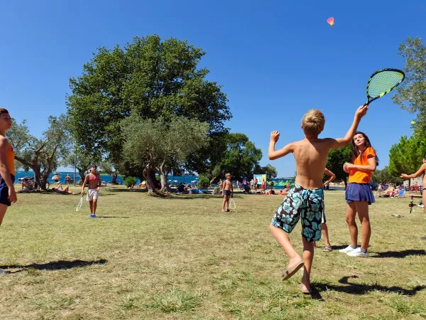 Badminton spielen auf dem Roan Campingplatz Polari.