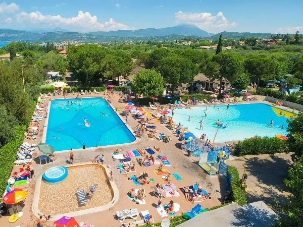 Übersicht der Schwimmbäder mit Liegen auf dem Campingplatz Roan in Cisano San Vito.