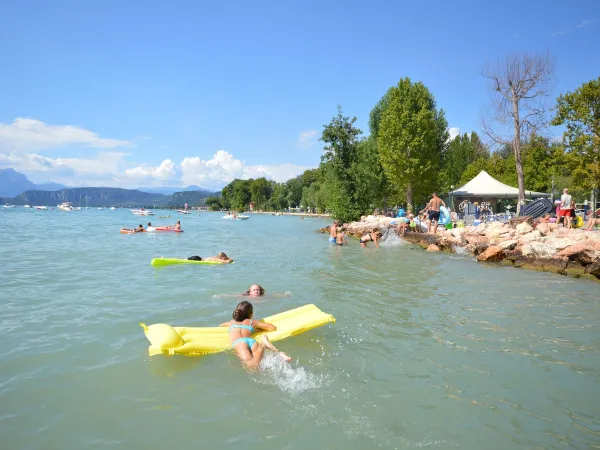 Schwimmen im See auf dem Campingplatz Roan in Cisano San Vito.