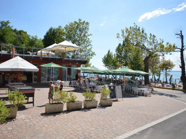 Terrasse des Roan Campingplatzes Cisano San Vito.