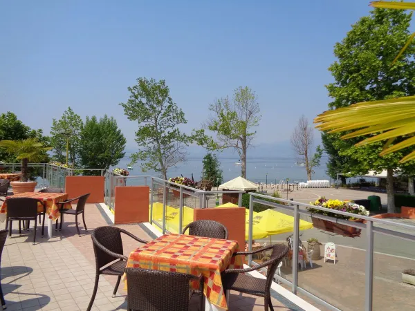 Terrasse des Campingplatzes Roan in Cisano San Vito.