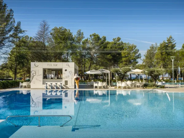 Schwimmbad mit Poolbar auf dem Roan Campingplatz Valkanela.