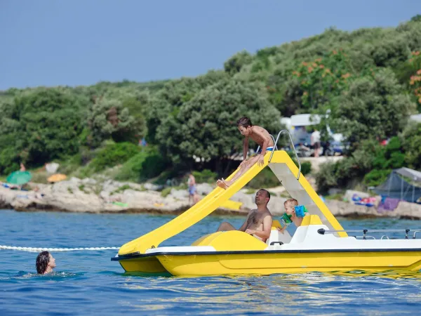 Pedalos auf dem Roan-Campingplatz Vestar.