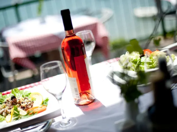 Leckeres Gericht mit Wein auf dem Roan Campingplatz Vestar.