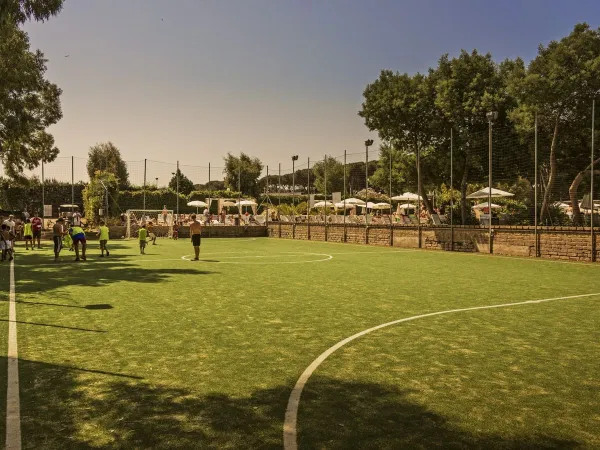 Fußballplatz in Roan hu Fabulous village.