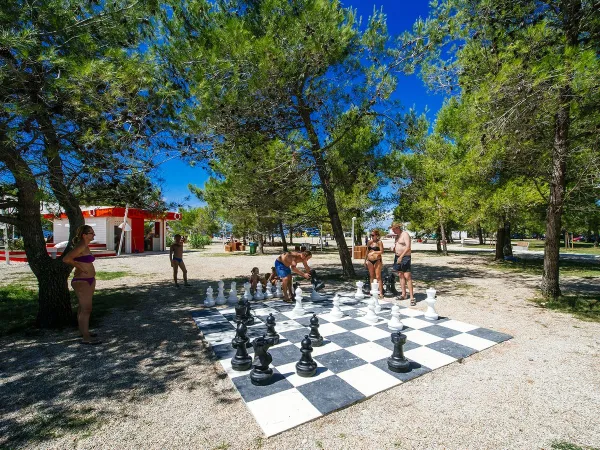 Großes Schachspiel auf dem Campingplatz Roan in der Ferienanlage Zaton.
