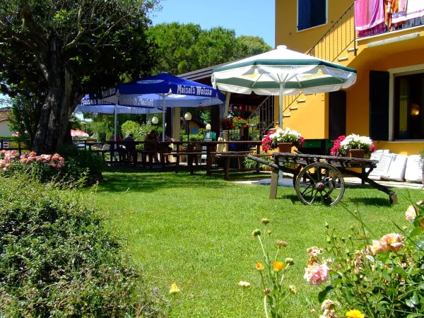 Die Terrasse des Restaurants auf dem Roan Camping La Rocca Manerba.