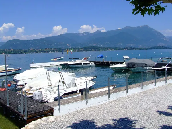 Blick über den Gardasee vom Roan-Campingplatz La Rocca Manerba.