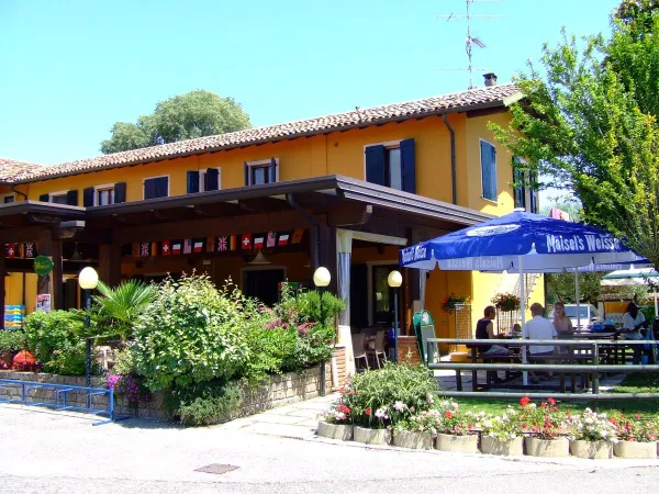Das Restaurant mit Terrasse auf dem Roan Campingplatz La Rocca Manerba.