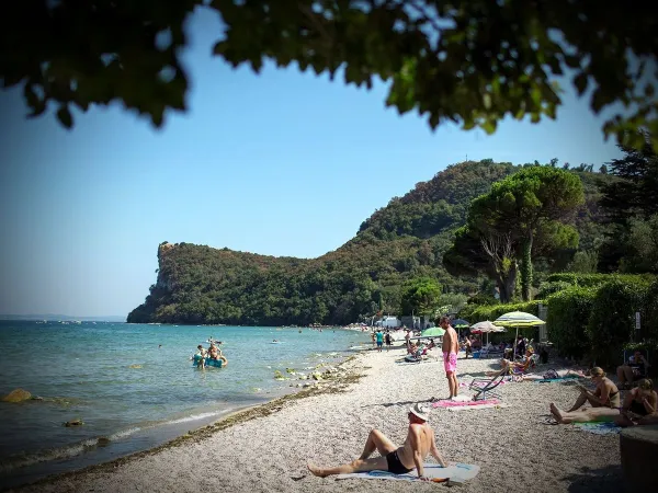 Der Kieselstrand des Roan-Campingplatzes La Rocca Manerba.