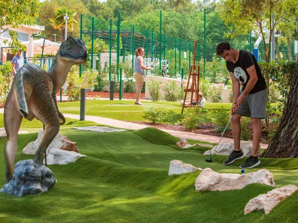 Minigolf auf dem Campingplatz Roan Lanterna.