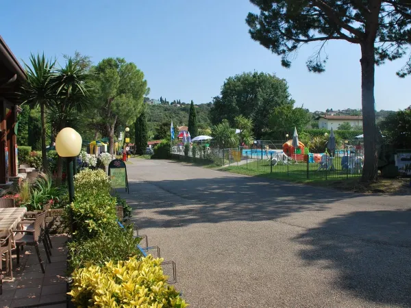 Überblick über die Terrasse und den Spielplatz des Roan Camping La Rocca Manerba.