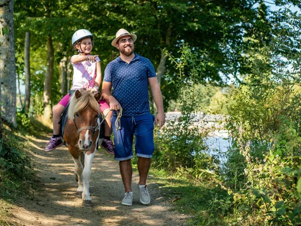 Ponyreiten in der Nähe des Roan Camping des Ormes.