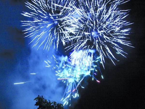 Feuerwerk auf dem Campingplatz Roan des Ormes.