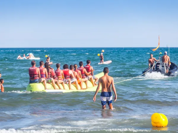 Bananenboot-Aktivität in der Nähe von Roan Camping Club Napoléon.