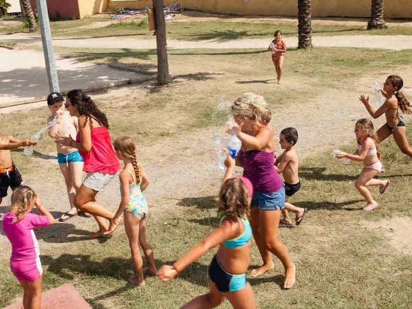 Spielende Kinder auf dem Campingplatz Le Soleil Méditerranée in Roan.