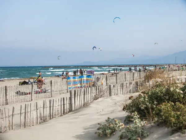 Der Strand in der Nähe von Roan camping Le Soleil Méditerranée.