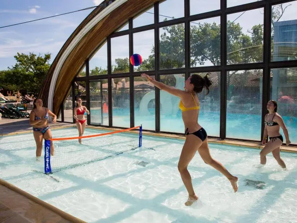 Volleyballspiel im Pool auf dem Campingplatz Roan Le Ranc Davaine.