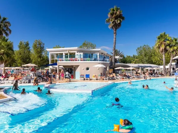 Lebendiges Schwimmbad auf dem Campingplatz Roan Le Napoléon.