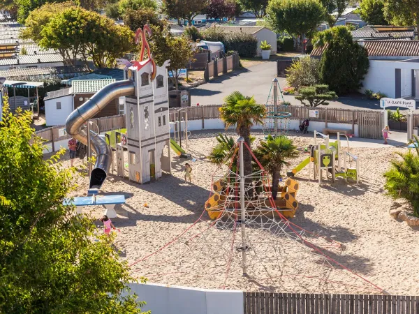 Spielplatz auf dem Roaner Campingplatz Le Domaine du Clarys.