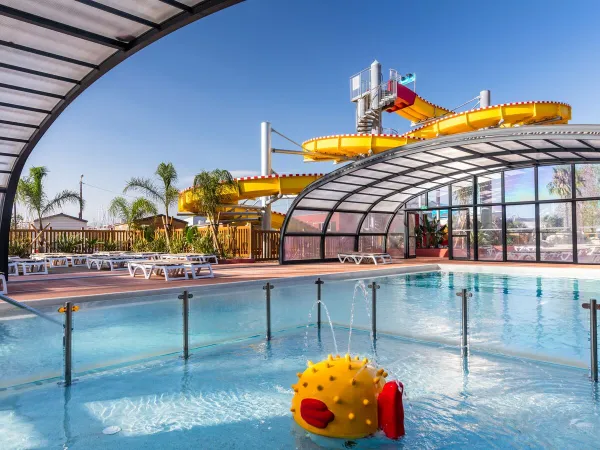 Überdachtes Schwimmbad auf dem Campingplatz Roan de Canet.