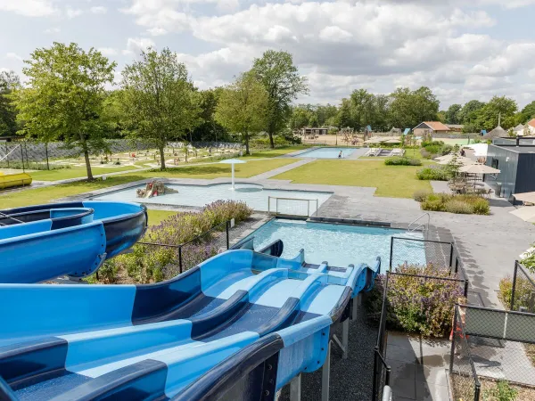 Übersicht über die Rutschen im Freibad auf dem Roan Camping De Twee Bruggen.